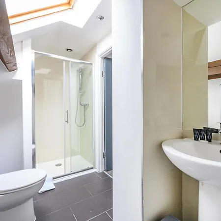 Rb83Pl - Comfortable Shared Bedroom In Leeds